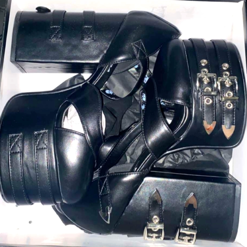 Black Pumps
